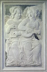 Dois putti do friso de anjos musicais na Capela de Isotta degli Atti, c.1450 (mármore)